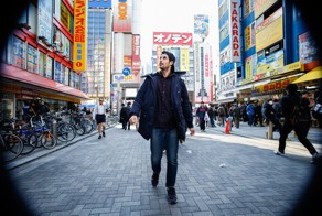 Видео, в котором человек идет по Токио задом наперед, проигранное задо