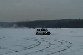 Езда по замерзшему озеру