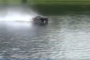 Гоняет по воде
