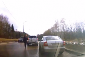 Больная на голову тётя на паркетнике 04.04.2014