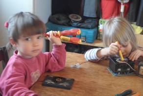 Посоветуйте, как заставить ее учить своих детей!