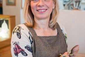 ЖЕНЩИНА ЮВЕЛИР БЕЗ РУК