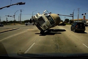 Грузовик вылетел в лоб