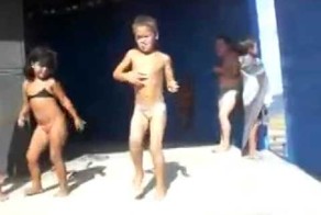 Что он вытворяет)) 