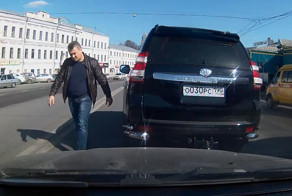 И из-за чего так завелся?
