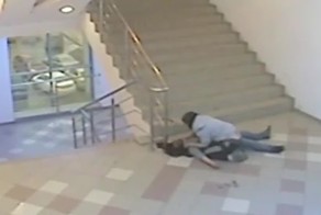 Прыжок девушки на лестницу с 4-метровой высоты