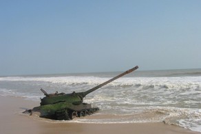 Эхо войны. Одинокий Т-55 на пляже в Анголе.
