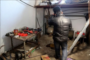 Любящий дедушка подарил внуку самодельный подарок.