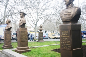 В Севастополе за ночь появилась "Аллея российской славы"