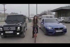 Девушка на велосипеде и кавказцы