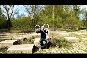 Завораживающие контактное жонглирование кольцами. 