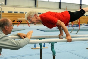 87-летняя гимнастка