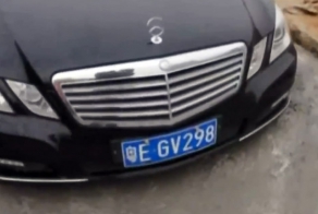 В Китае Mercedes застрял в бетоне