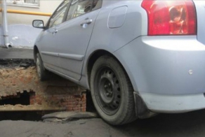 В Москве под автомобилем провалилась земля