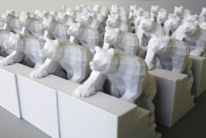 Напечатанный на 3D принтере медведь на лестнице