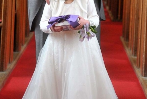 4-летняя парализованная девочка смогла проводить невесту к алтарю