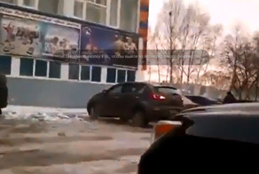 Девушка не сняла автомобиль с ручника