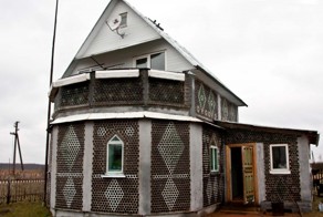 Смоленский каменщик построил себе дом из бутылок