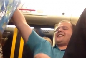 Жизнерадостный продавец небесных фонариков