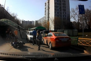 Молодежь на скутере