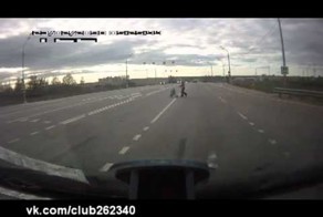 Спас на переходе женщину с ребенком 