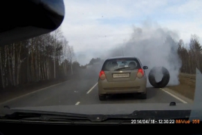 У фуры взорвалось колесо