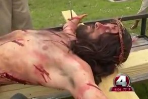 Полицейские приказали "Иисусу" спуститься с креста