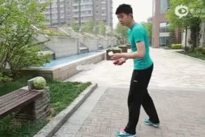 Оказывается играть с воланчиком гораздо опаснее, чем я думал.. 