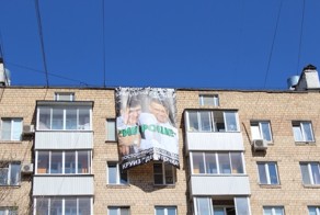 Спонсор макияжа братьев Навальных  "ив-роше"