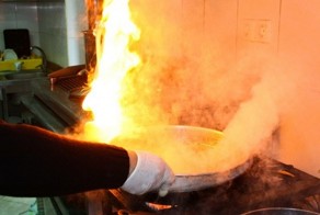 Не стоит тушить водой горящую фритюрницу