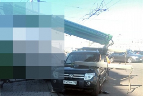 В Москве опрокинулся эвакуатор