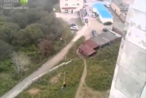 Жестко напугали девку)