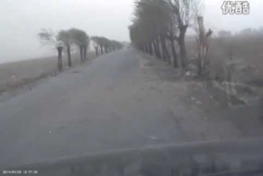 Удар молнии по дороге перед автомобилем