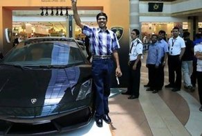 Курьер из ОАЭ выиграл Lamborghini Gallardo (фото)