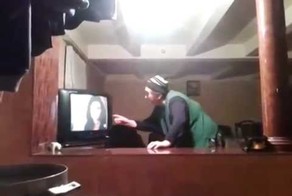Бабушка в Грузии смотрит сериал