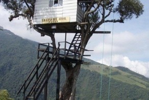 Качели в Баньос, Эквадор, которые раскачиваются на высоте 2660 метров