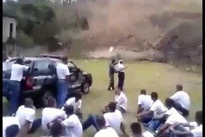 Полицейский бросил гранату в толпу коллег 