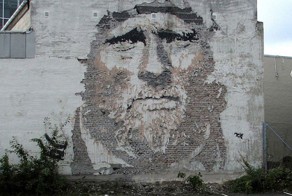 Портреты, выточенные на стене