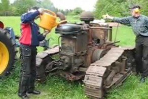 Очень старинный трактор