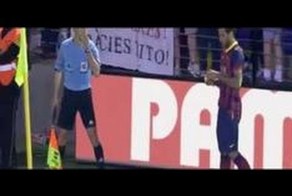Футболист «Барселоны» съел брошенный в него банан