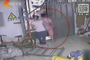 Женщина выпала из двери высотного здания в Китае