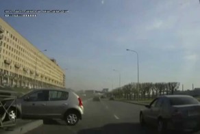 Девушка застряла в заборе
