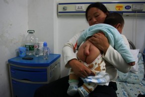 Китаянка умоляет врачей отрезать ее младенцу хвост