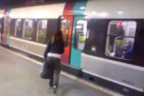 Разблокировка автоматических дверей в метро - быстрый способ