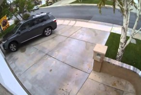 Блондинка заезжает в гараж