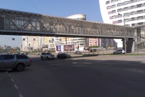 Во что превратили новый надземный пешеходный переход на Ходынке?