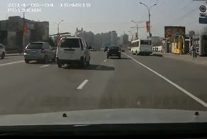 Девушка первый день за рулем