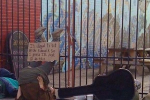 Бездомные и их нетривиальные таблички