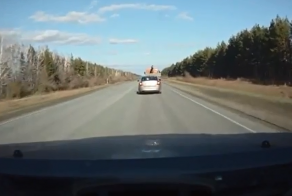 Борьба за дорогу привела к кювету