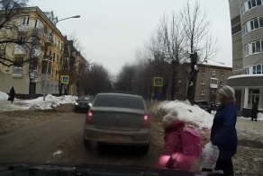 Как не надо переводить детей через дорогу